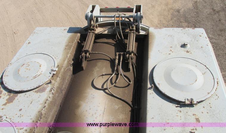 image for item E5189 1990 International 4900 vacuum truck