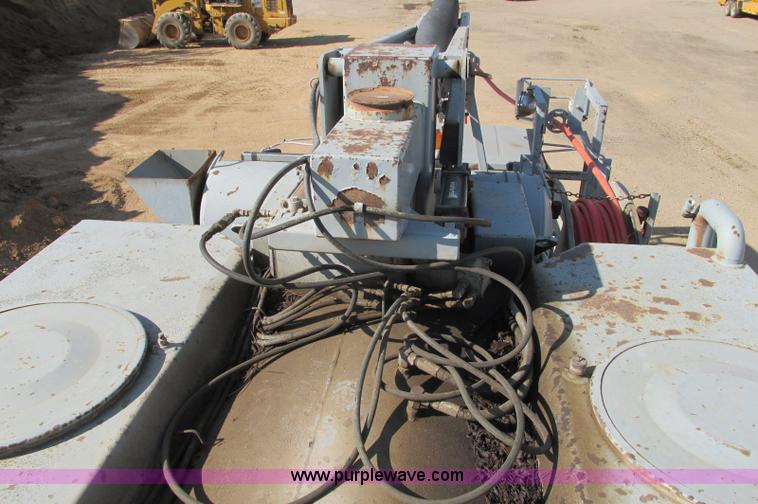 image for item E5189 1990 International 4900 vacuum truck