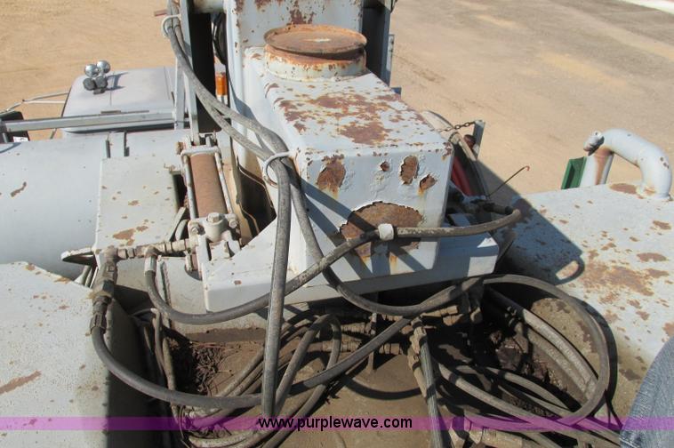 image for item E5189 1990 International 4900 vacuum truck