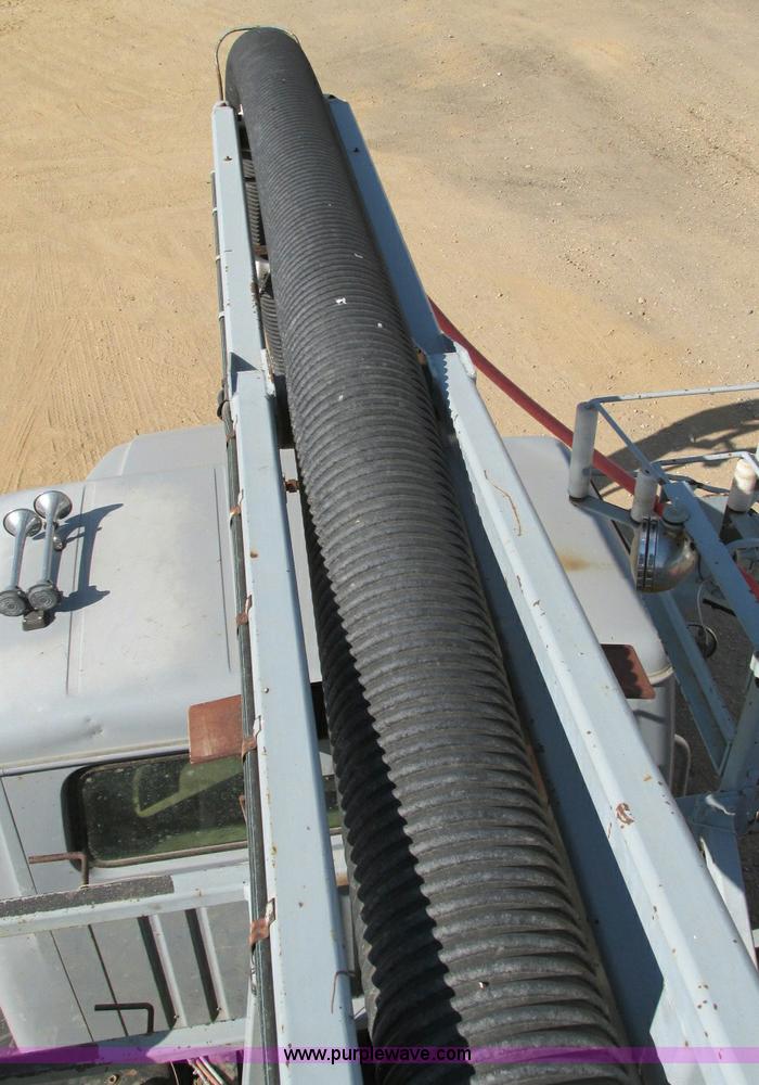 image for item E5189 1990 International 4900 vacuum truck