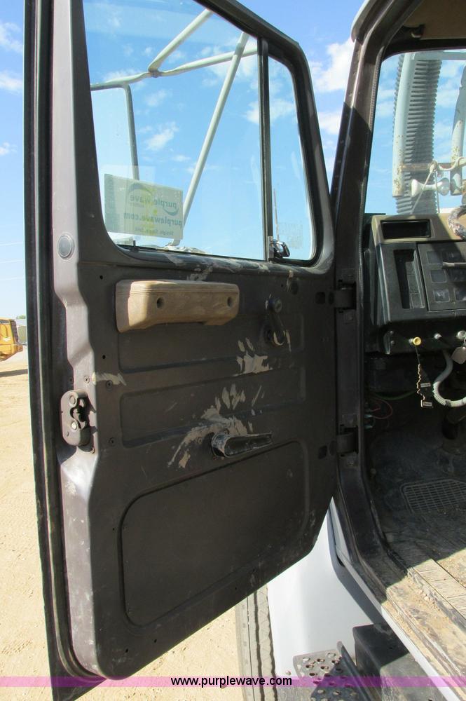 image for item E5189 1990 International 4900 vacuum truck