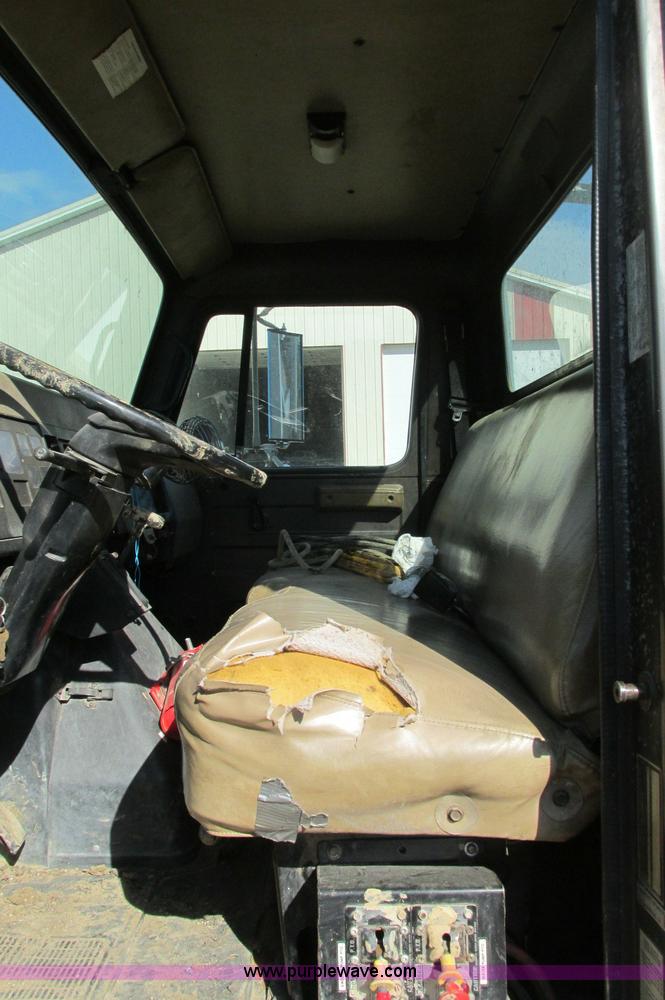 image for item E5189 1990 International 4900 vacuum truck