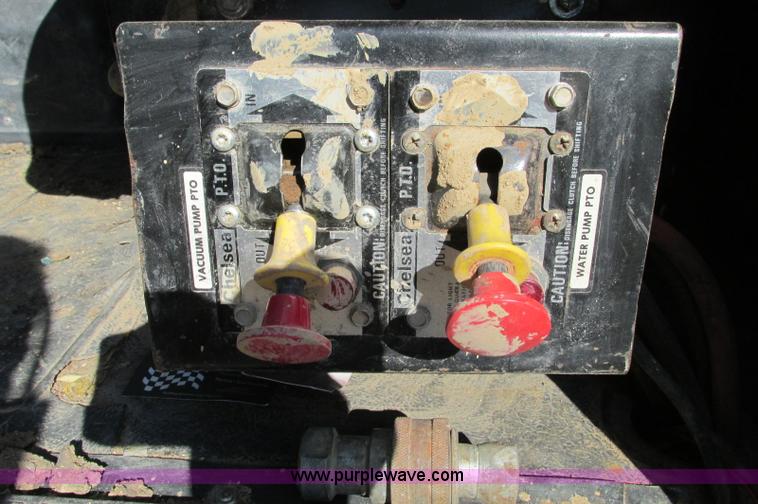 image for item E5189 1990 International 4900 vacuum truck