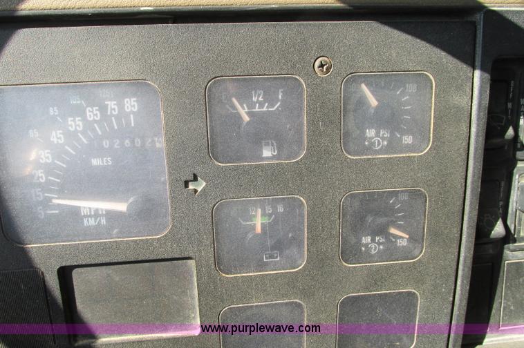 image for item E5189 1990 International 4900 vacuum truck