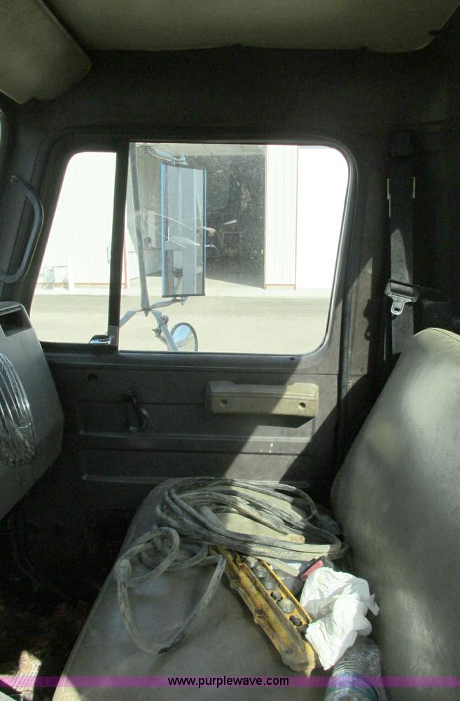 image for item E5189 1990 International 4900 vacuum truck