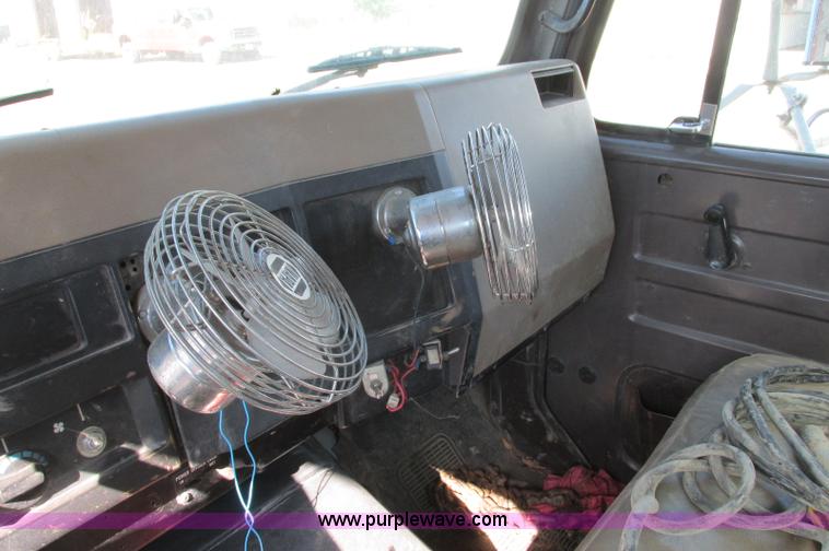 image for item E5189 1990 International 4900 vacuum truck