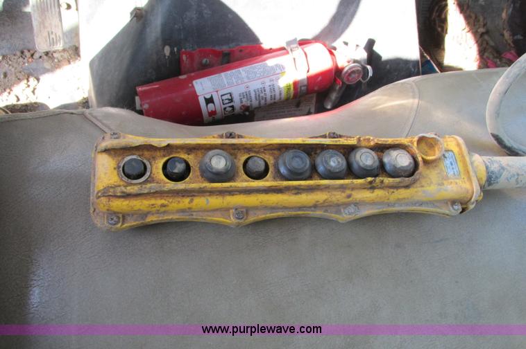 image for item E5189 1990 International 4900 vacuum truck