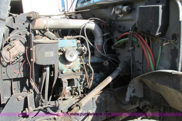 image for item E5189 1990 International 4900 vacuum truck