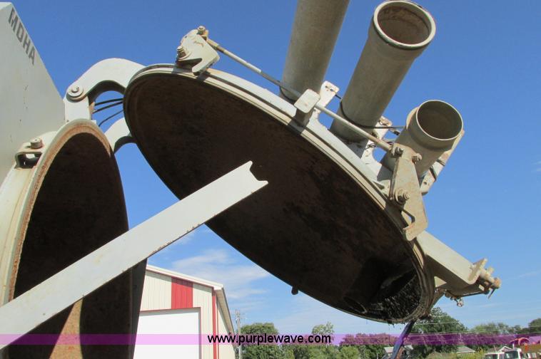 image for item E5189 1990 International 4900 vacuum truck