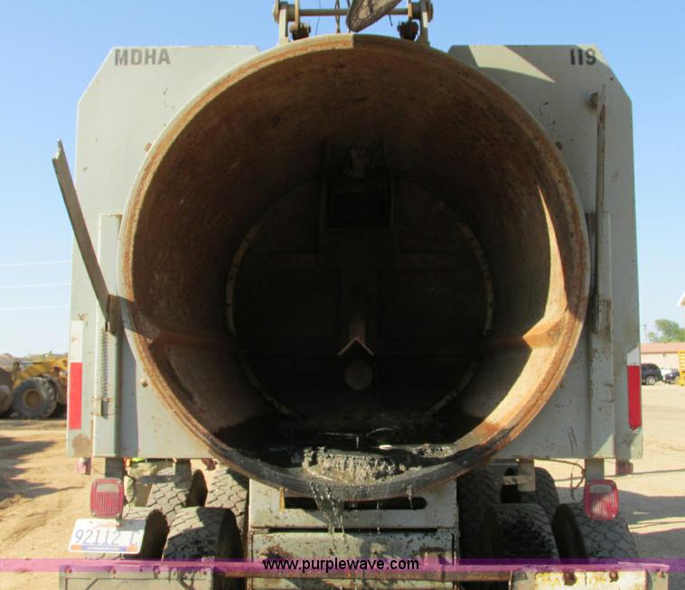 image for item E5189 1990 International 4900 vacuum truck