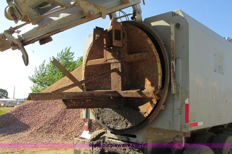 image for item E5189 1990 International 4900 vacuum truck