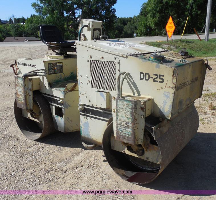 image for item H9812 Ingersoll Rand D25 vibratory roller