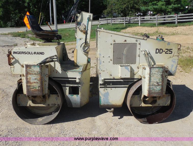 image for item H9812 Ingersoll Rand D25 vibratory roller