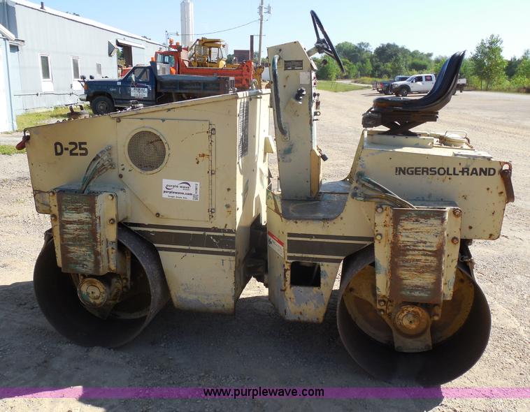 image for item H9812 Ingersoll Rand D25 vibratory roller