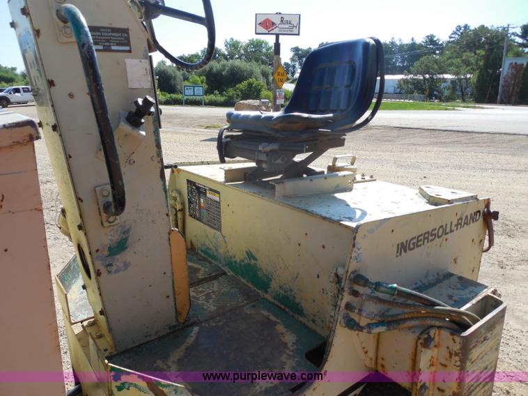 image for item H9812 Ingersoll Rand D25 vibratory roller
