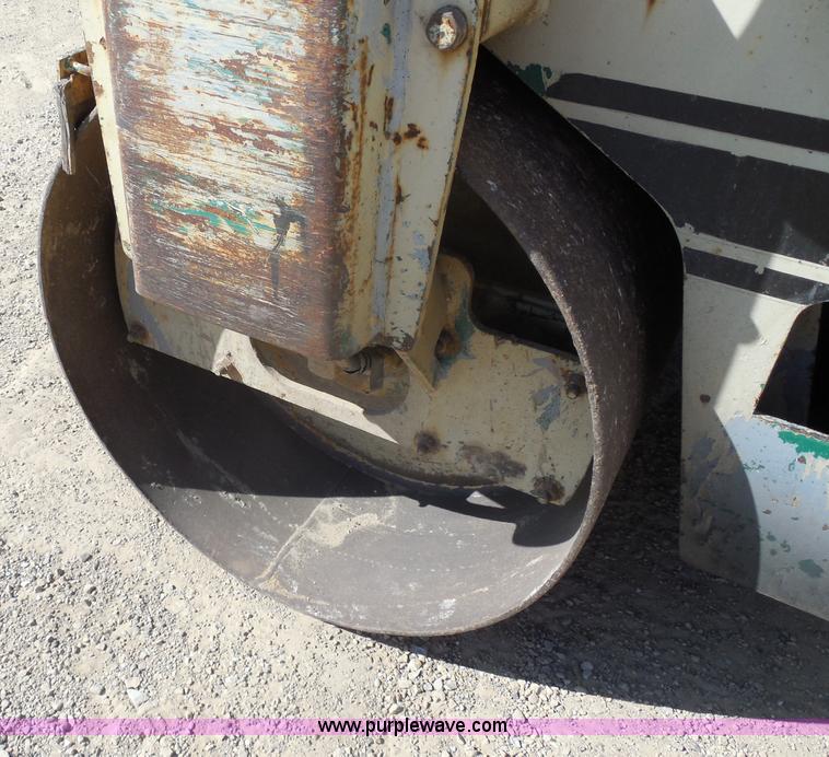 image for item H9812 Ingersoll Rand D25 vibratory roller