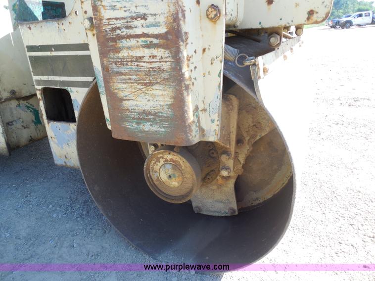 image for item H9812 Ingersoll Rand D25 vibratory roller