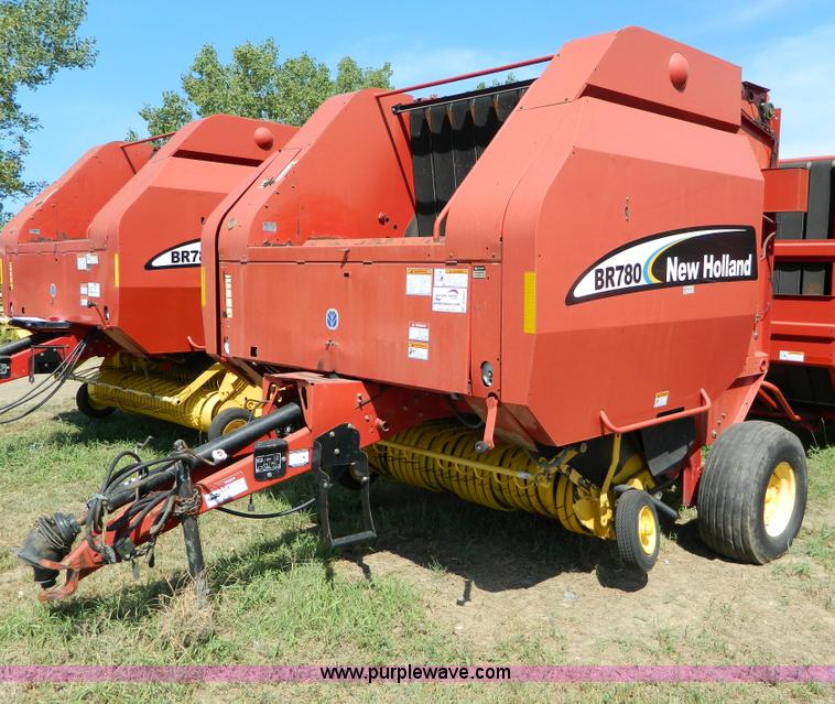 image for item D6027 2004 New Holland BR780 round baler