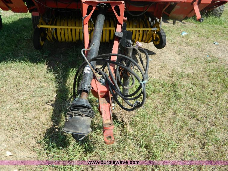 image for item D6027 2004 New Holland BR780 round baler