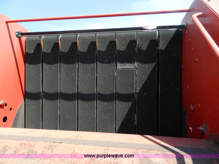 image for item D6027 2004 New Holland BR780 round baler