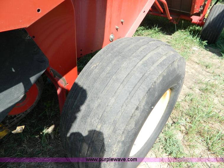 image for item D6027 2004 New Holland BR780 round baler