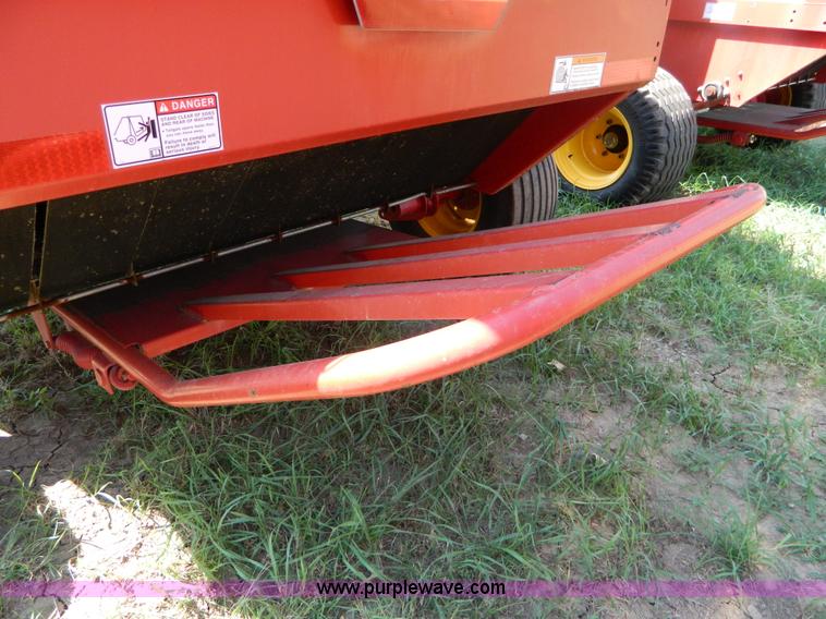 image for item D6027 2004 New Holland BR780 round baler