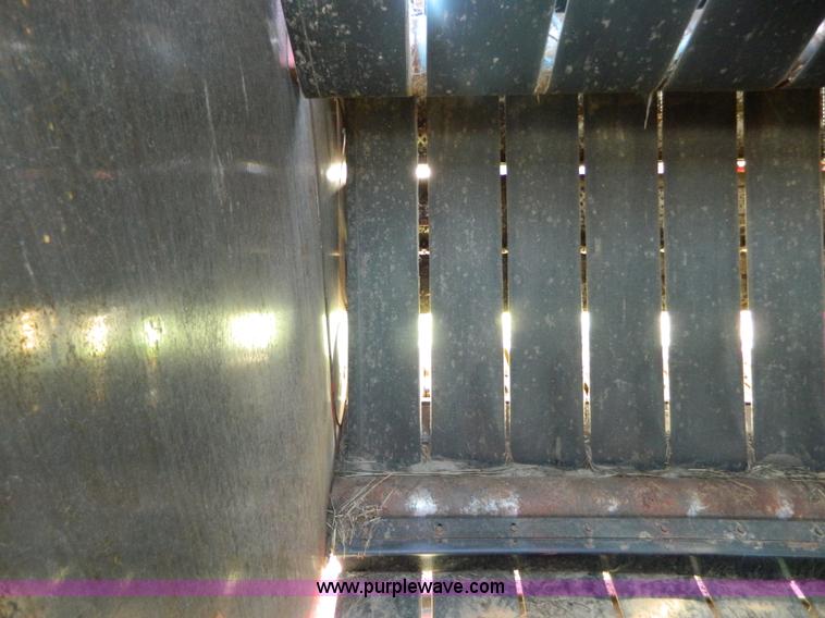 image for item D6027 2004 New Holland BR780 round baler