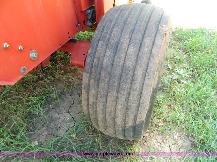 image for item D6027 2004 New Holland BR780 round baler
