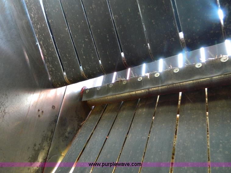 image for item D6027 2004 New Holland BR780 round baler