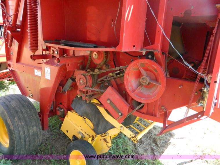 image for item D6027 2004 New Holland BR780 round baler