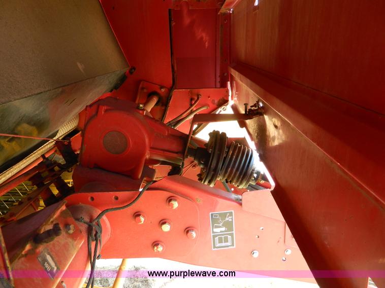 image for item D6027 2004 New Holland BR780 round baler