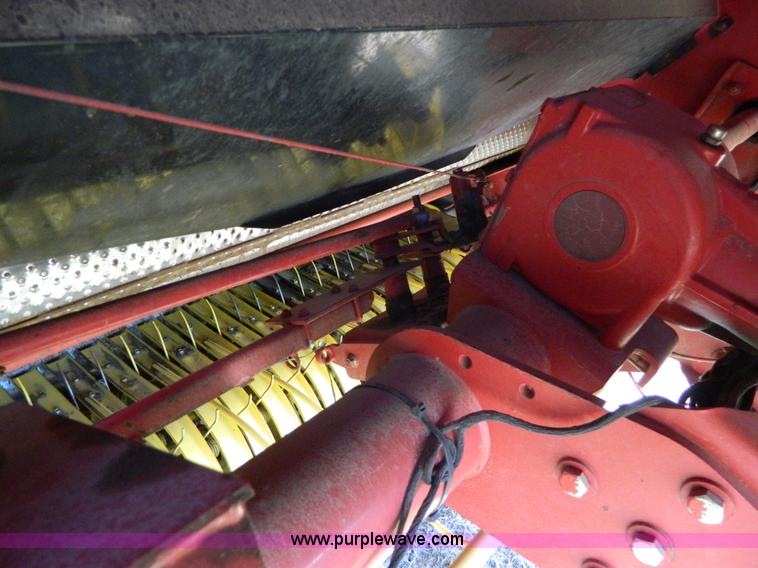 image for item D6027 2004 New Holland BR780 round baler