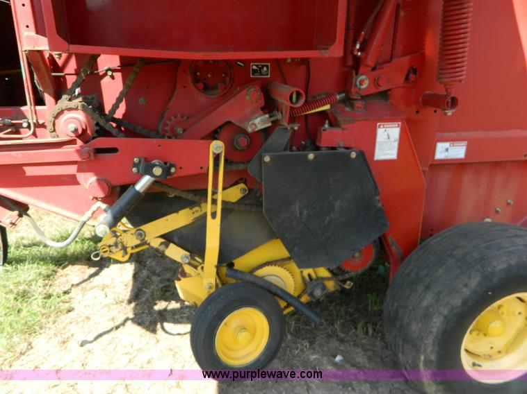 image for item D6027 2004 New Holland BR780 round baler