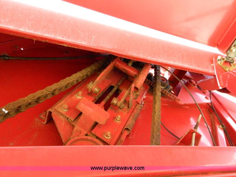 image for item D6027 2004 New Holland BR780 round baler