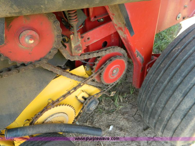 image for item D6027 2004 New Holland BR780 round baler