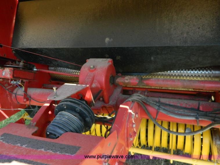 image for item D6027 2004 New Holland BR780 round baler