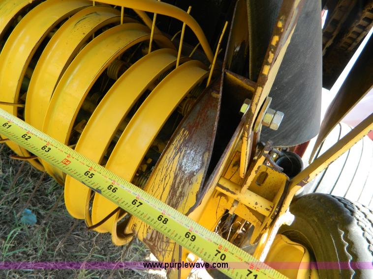 image for item D6027 2004 New Holland BR780 round baler