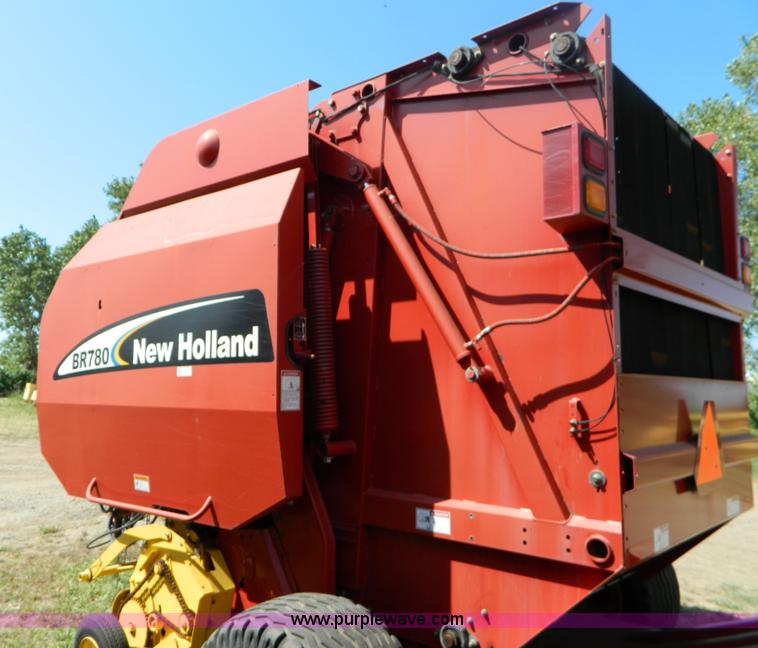 image for item D6028 2003 New Holland BR780 round baler