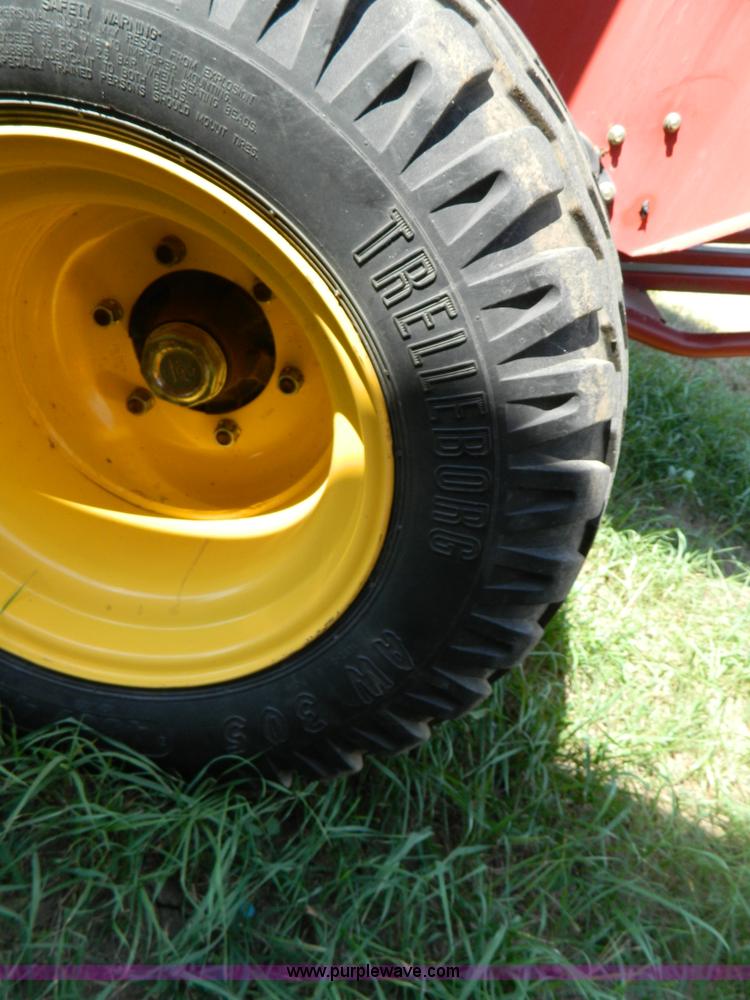 image for item D6028 2003 New Holland BR780 round baler