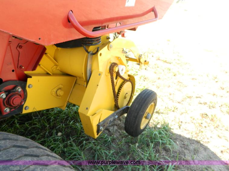 image for item D6028 2003 New Holland BR780 round baler