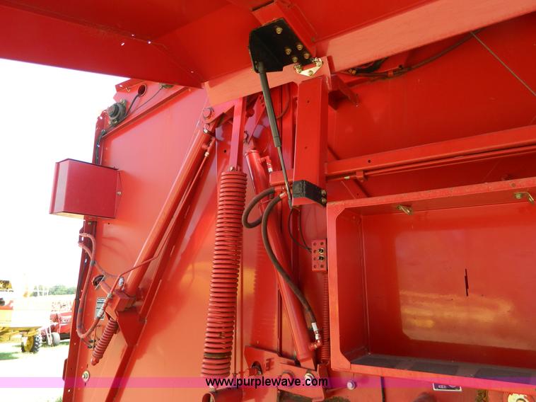 image for item D6028 2003 New Holland BR780 round baler