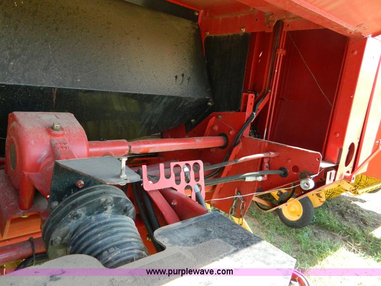 image for item D6028 2003 New Holland BR780 round baler