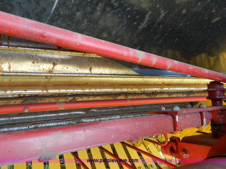 image for item D6028 2003 New Holland BR780 round baler