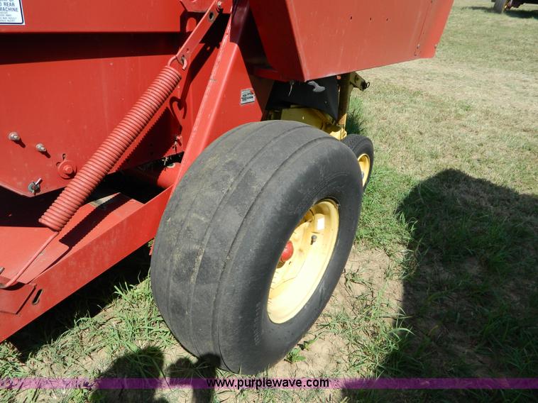 image for item D6029 1991 New Holland 660 round baler