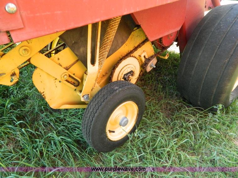 image for item D6029 1991 New Holland 660 round baler