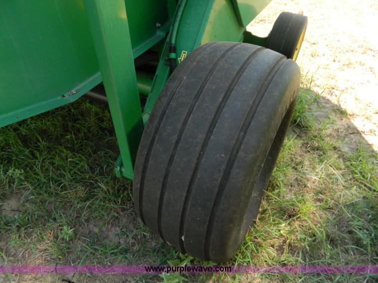 image for item D6030 John Deere 566 round baler