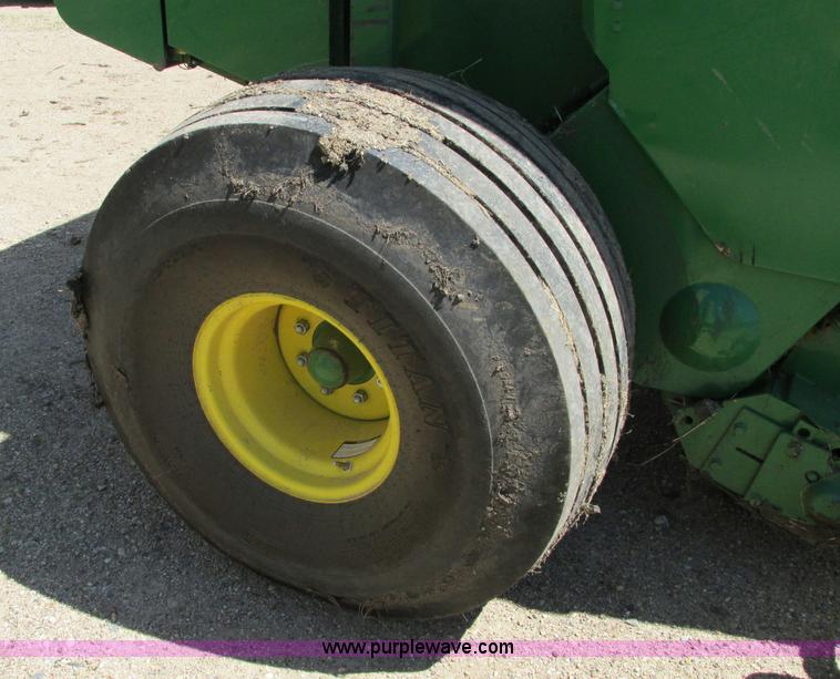 image for item E5174 2010 John Deere 568 round baler