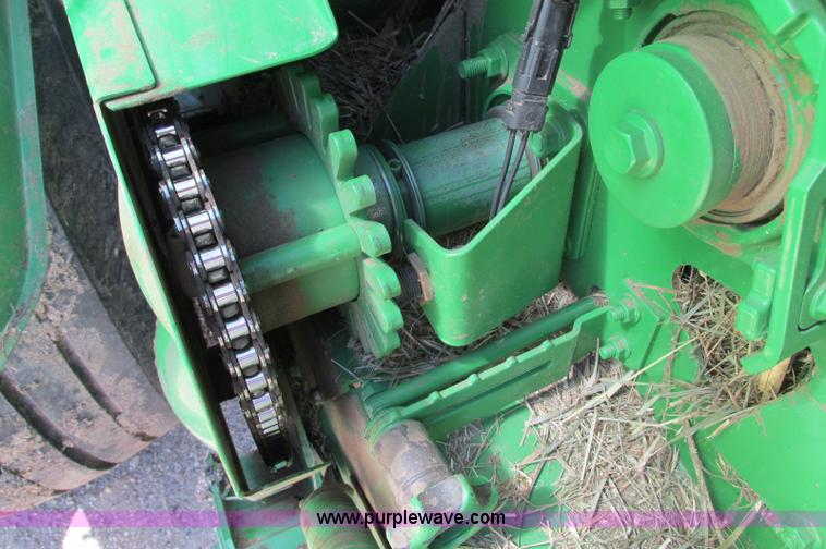 image for item E5174 2010 John Deere 568 round baler