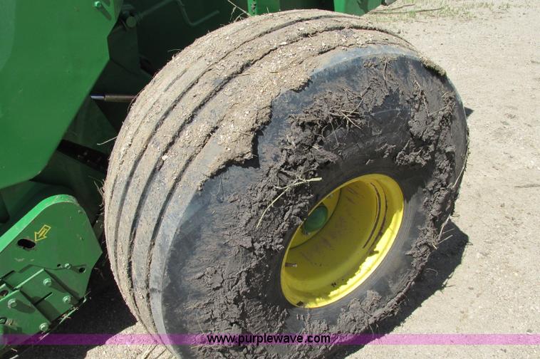 image for item E5174 2010 John Deere 568 round baler