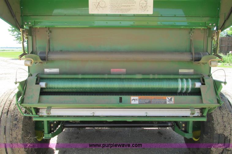 image for item E5174 2010 John Deere 568 round baler